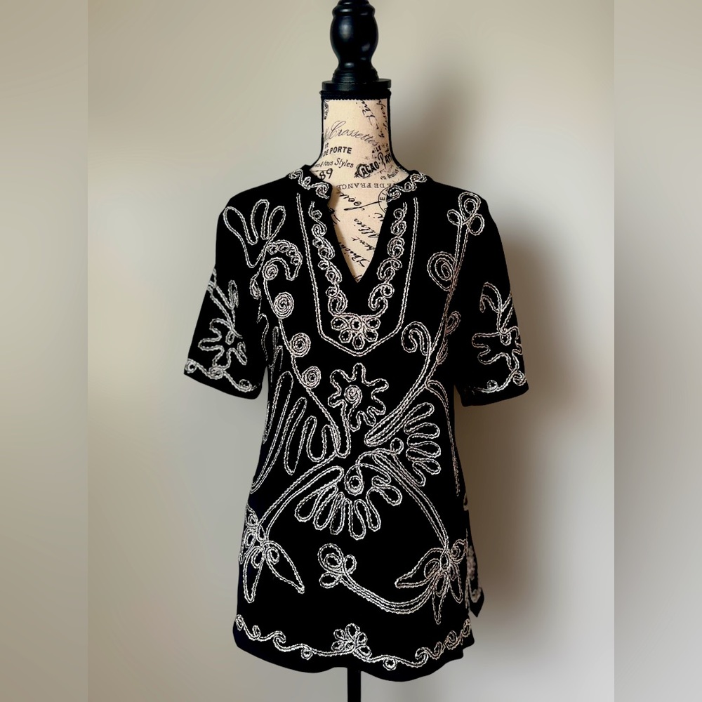 Lauren Michelle embroidered black & silver vneck top size large